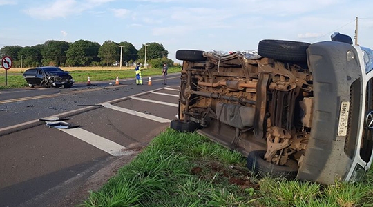 Van da Prefeitura de Panorama tombou após colisão com Corolla na manhã deste sábado (23) na SP-294,  em Santa Mercedes (Foto: Panorama Notícia).