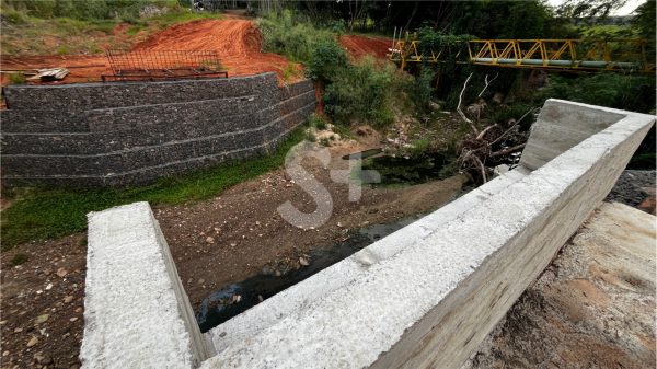 Cabeceira de concreto executada na obra pelo Corrego Tocantins (Siga Mais em 03/05/2024).