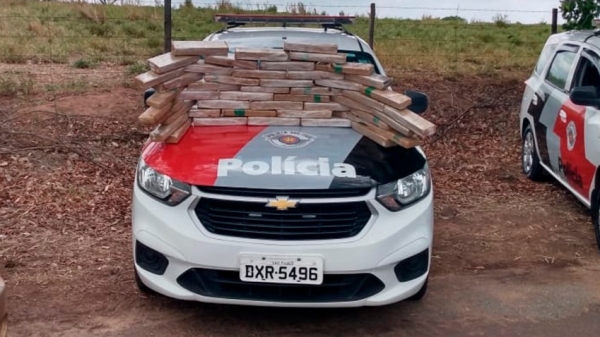 Droga apreendida tinha origem em Dourados (MS), destinada a Adamantina (Foto: Cedida/PM).