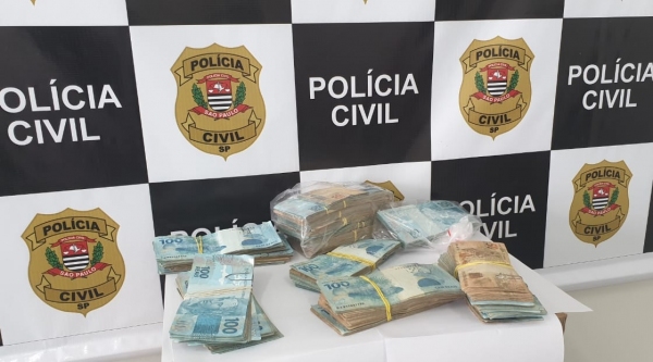 R$ 79.143,00 em dinheiro foram apreendidos na operação no cumprimento dos mandados de busca e apreensão (Foto: Polícia Civil).