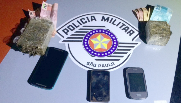 Após operação, Polícia Militar prendeu dois adultos, apreendeu um menor, além de droga, celulares e dinheiro (Foto: Cedida/PM).