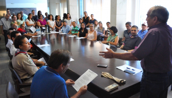 Encontro na manhã de hoje reuniu lideranças e imprensa, no gabinete do prefeito (Foto: Assessoria de Imprensa).