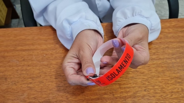 Pulseira poderá ser adotada para identificar moradores com a Covid-19, como ocorre na cidade de Nova Granada, na região de São José do Rio Preto (Reprodução/Prefeitura de Nova Granada).