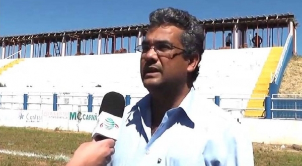 Prefeito Maciel, em 2014, mostrando a obra que hoje é investigada na justiça com indícios de superfaturamento. (Imagem: Jornal Folha Regional/Youtube).