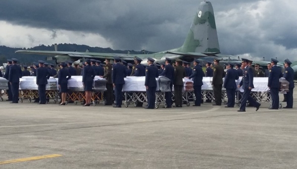 Corpos dos mortos no acidente com o avião do Chapecoense são embarcados em avião da FAB com destino ao Brasil (Foto: Policia de Antioquia).