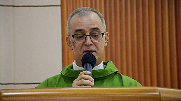 Padre Carlos anuncia despedida de Adamantina (No Click com o Senhor).