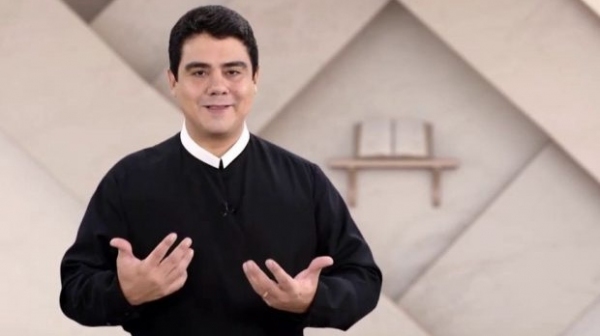 Padre Robson ficou famoso por suas celebrações na TV e como líder da Basília do Pai Eterno, em Trindade/GO (Foto: Reprodução/Pinterest)