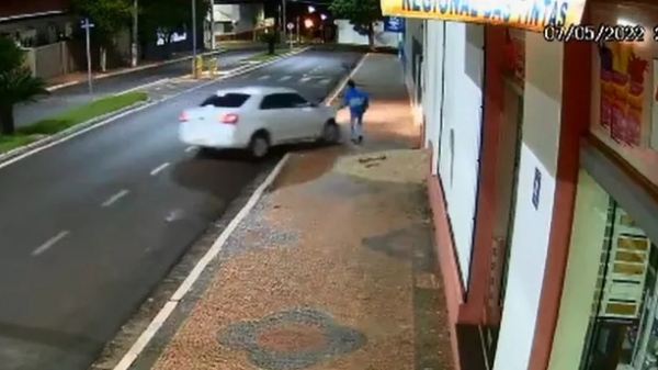 Momento em que o homem suspeito de furto foi atingido pelo carro conduzido pelo padre (Reprodução).