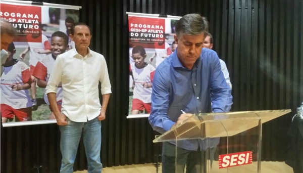 Márcio Cardim assina convênio para desenvolvimento de programa esportivo do SESI em Adamantina, observado pelo presidente da FIESP, Paulo Skaf (Foto: Assessoria de Imprensa).
