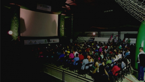 Exibição do filme Homem Formiga no Ginásio de Esportes de Inúbia Paulista (Foto: Cocipa/Cedida).