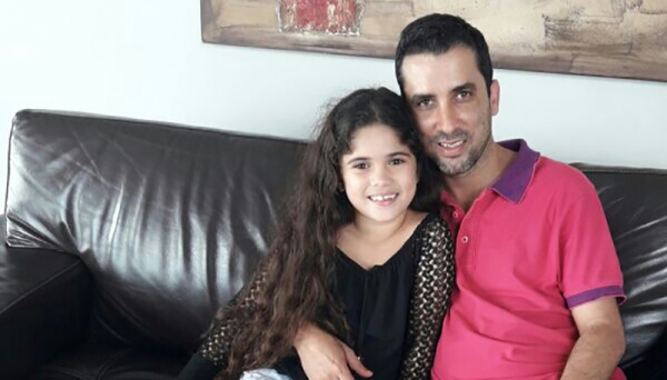 A pequena Yasmin Santiago Barros e seu pai Anderson Santiago da Silva (Foto: Reprodução).