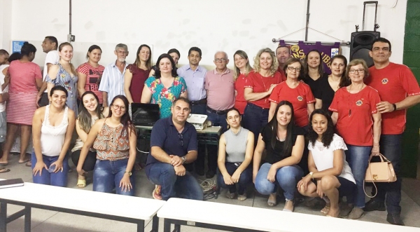 Representantes do Lions Clube, da EMEF Prof° Eurico Leite de Morais com a palestrante Fulvia Veronez e demais participantes (Assessoria de Imprensa/Lions Clube de Adamantina).