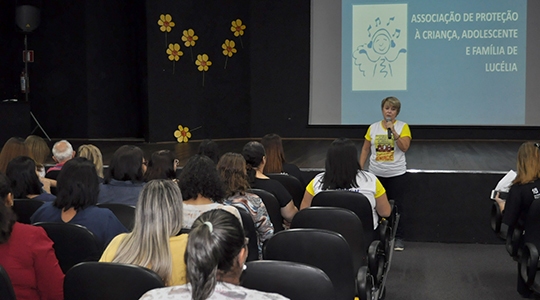 Palestra em alusão ao Dia Nacional de Combate ao Abuso e Exploração Sexual foi direcionada aos pais dos alunos das pré-escolas (CEMAS) de Adamantina, aos professores e diretores com o objetivo de ensiná-los formas de prevenção (Foto: Da Assessoria).