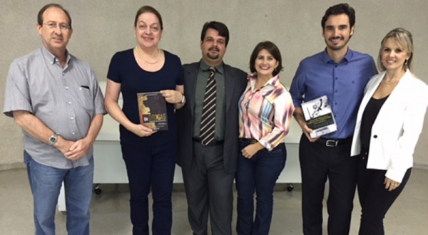 Docentes do curso de Direito exibem os exemplares doados por Rodrigo para biblioteca da FAI (Foto: Arquivo Pessoal).