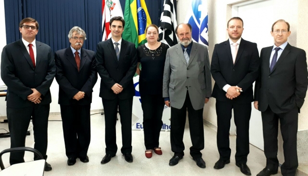 A coordenadora de Direito, profª Mariângela de Castro, junto aos professores do curso Luís Gustavo Botteon, Sidney Alzídio Pinto, Igor Terraz Pinto, ao desembargador do TJ-SP, Antonio Carlos Malheiros, presidente da AOB 59ª Subseção de Adamantina, Hélio Vieira Malheiros Junior, e o presidente da Câmara de Adamantina, Eduardo Fiorillo (Foto: Acervo Pessoal).