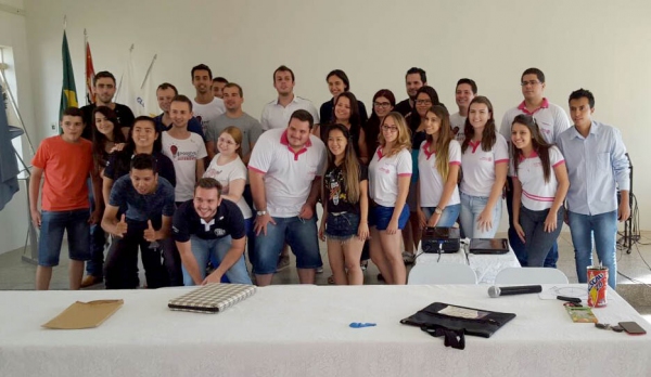 Companheiros do Rotaract Club de Adamantina participaram de palestra em Pacaembu (Foto: Assessoria de Imprensa).
