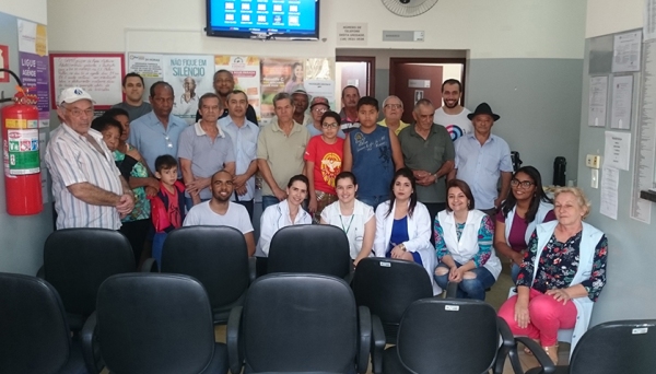 Público e equipe da ESF Dorigo, em palestra educativa (Foto: Cedida).
