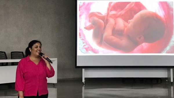 A professora do curso de Nutrição, Prof.ª Dra. Camila Maria de Arruda, abordou temas desde a gestação até a primeira infância (Foto: Jéssica Nakadaira).