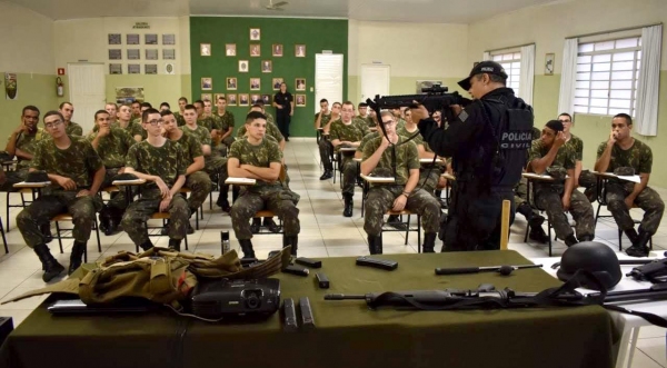 Polícia Civil de Adamantina leva palestra aos atiradores do Tiro de Guerra local (Foto: Deinter-8).