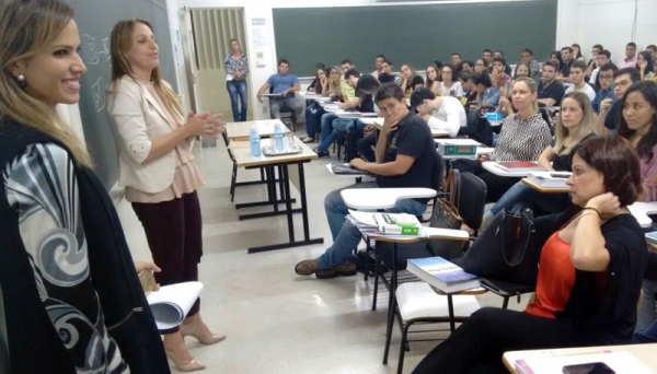Professora Fernanda Stefani Butarelo e a juíza da 3ª Vara da Comarca de Adamantina, Ruth Duarte Menegatti (Foto: UniFAI).