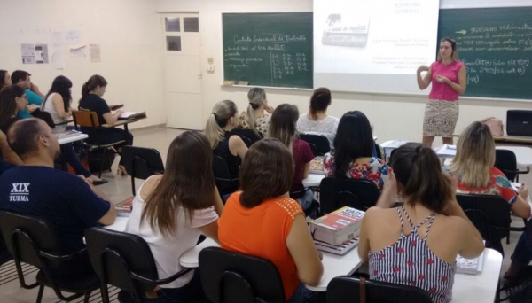 Delegada Laíza Rigatto Andrade, responsável pelo Necrim de Adamantina, detalhou o funcionamento do órgão e sua importância para a sociedade (Foto: UniFAI).