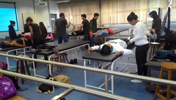 O orientador de estágio em Ortopedia da FAI, Ft. Me. João Flávio Guimarães, ministrou uma palestra/aula prática sobre mobilização articular nos membros inferiores na UFSCar no início do mês. (Foto: Arquivo Pessoal)