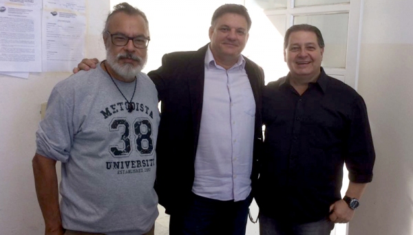 Prof. Me. Sérgio Barbosa, empresário Márcio Barreto (palestrante) e o coordenador do curso,  Prof. Me. Reinaldo Nocchi (Foto: Divulgação).