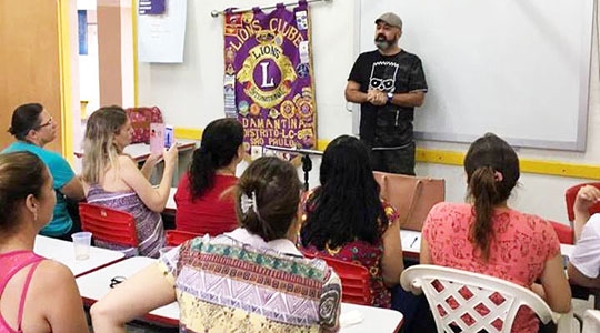 Paulo Silas ministrando palestra aos profissionais da educação de Adamantina (As. Imprensa Lions Clube).