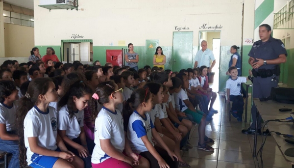Cabo PM Alexandre, da Polícia Militar, realiza palestra para alunos da Escola Municipal Nelson Magnani, em Mariápolis (Foto: Cedida/PM).