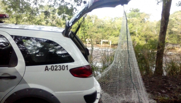 Tarrafa usada na pesca predatória em corredeira foi apreendida pela Polícia Ambiental (Foto: Cedida/Polícia Ambiental).