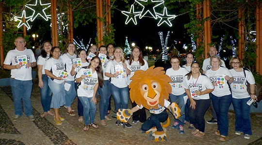 Grupo de voluntários percorre comércio local, no período noturno, realizando panfletagem, juntamente com o 'Lima', o leão do bem, mascote da campanha (Foto: Assessoria de Imprensa/Imposto de Renda do Bem).
