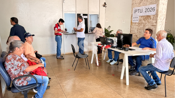 Atendimento ao contribuinte no hall terreo do Paco Municipal (Siga Mais).