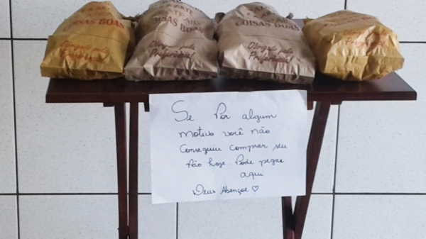 Pães são colocados à disposição para retirar, por quem não consegue pagar (Cedida).