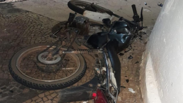 Moto em que estava o condutor vítima fatal do acidente (Foto: Portal de notícias Guia Online Parapuã).