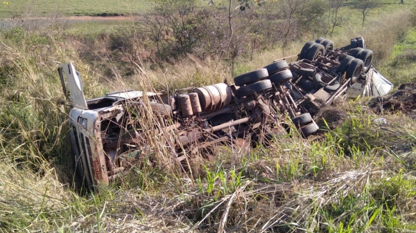 Caminhão tombou, após motorista perder controle de direção do veículo (Foto: Cristiano Nascimento/Metrópole FM).