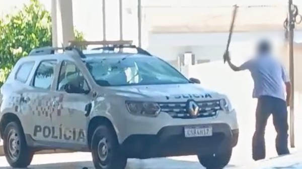Homem danifica viatura da PM em Parapua (Reproducao).