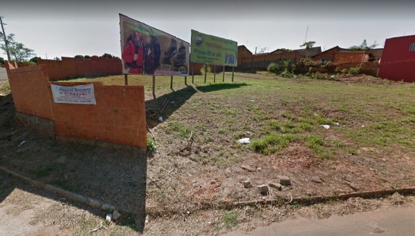 Uma das áreas com autorização para leilão, em licitação pública, está localizada na Rua Prefeito Antônio Cescon, no Parque dos Pioneiros (Foto: Google Street View).