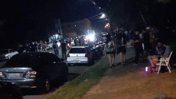 Parque dos Pioneiros na noite desta sexta-feira (28): grande público pelo local (Cedida).