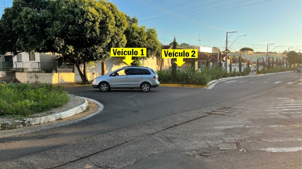 Situação com dois veículos na rotatório: vegetação no estágio atual traz prejuízo à visibilidade segura (Siga Mais).