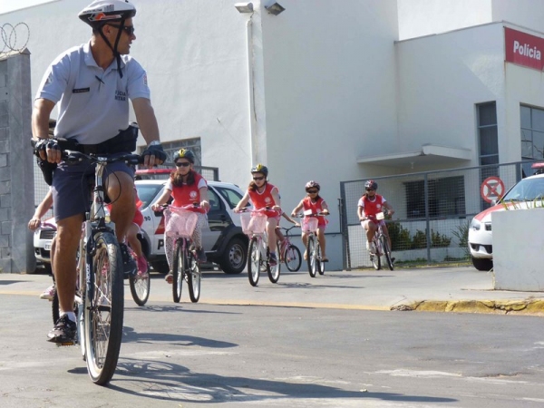 Com equipamentos de segurança e guiando suas bicicletas, as crianças percorreram as ruas e avenida do centro da cidade (Foto: Assess. Imprensa/Lions Clube de Adamantina)