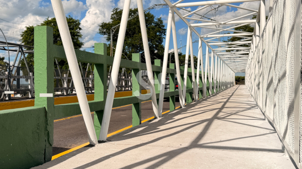 Passarela recebeu novo piso de travessia, pintura e nova ilumina??o led (Siga Mais).