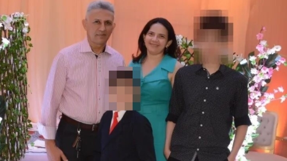O pai ferido por disparos, e mãe e o filho menor, que morreram, e à direita o menino de 13 anos que atirou contra a família (Reprodução).