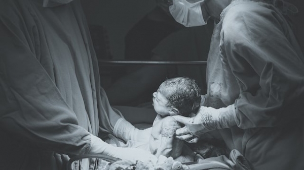 Em Adamantina, a iniciativa parlamentar disciplina a presença de doulas em partos hospitalares na cidade (Foto: Patricia Prudente/Unsplash).