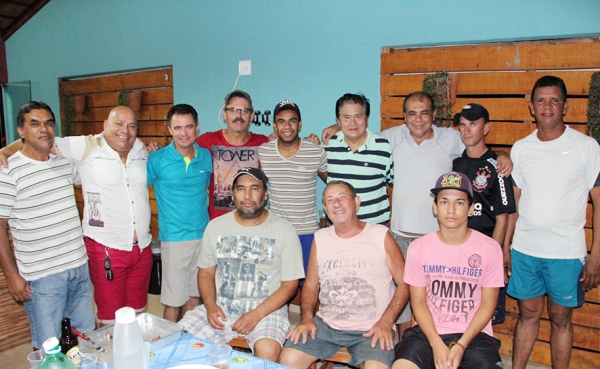 Ex-jogador profissional Paulinho Paraná com os amigos em Mariápolis (Foto: Maciel Dantas).