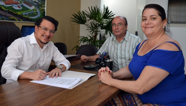 O reitor da UniFAI, Prof. Dr. Paulo Sergio da Silva, com o coordenador geral de Pesquisa Prof. Dr. José Aparecido dos Santos e a coordenadora de Comunicação CientÃfica Prof.ª Dra. Marisa Furtado Mozini Cardim (Foto: UniFAI).