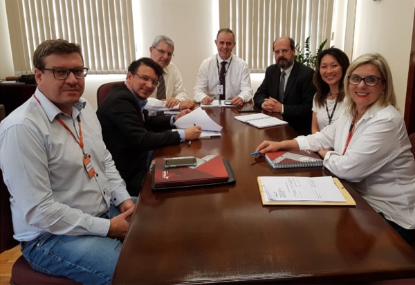 O contrato de prestação do serviço da Fundação Vunesp foi assinado em São Paulo pelo reitor da UniFAI, Prof. Dr. Paulo Sergio da Silva, que esteve acompanhado do diretor da Divisão Financeira da Instituição, Ricardo Sampaio Angeli (Foto: UniFAI).