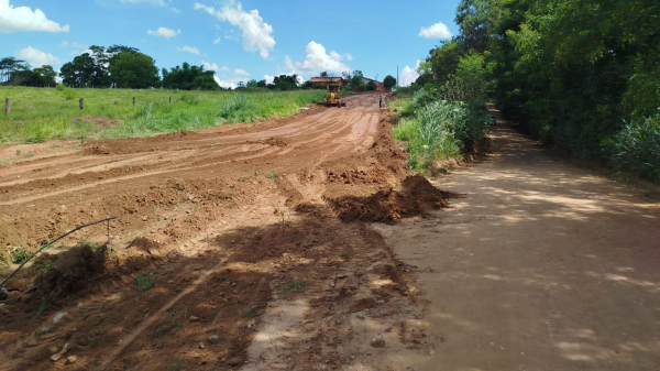 Empresa que vai executar o asfalto trabalha no local (Cedida/PMA).