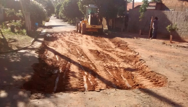 Equipes trabalham em esforço concentrado para recuperação de ruas, em diversos bairros de Adamantina (Foto: Assessoria de Imprensa).