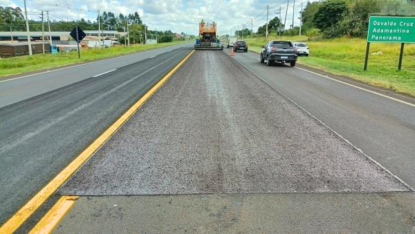 Obra aplica microrrevestimentos no pavimento (Cedida/Eixo SP).