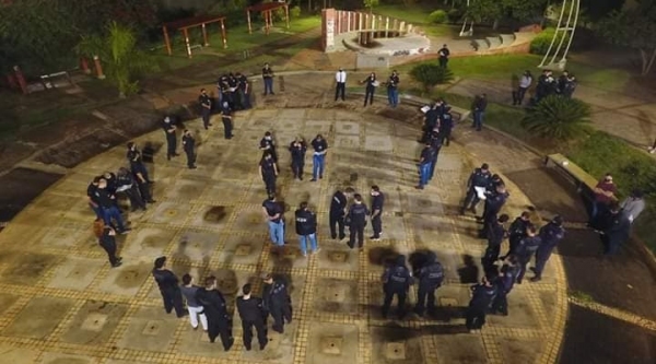 Preleção dois policiais, no início da operação, foi realizado em uma praça, em ambiente arejado (Divulgação/Polícia Civil).